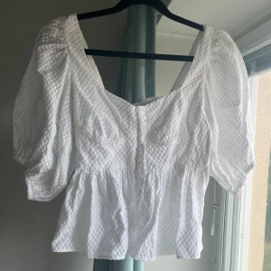 By Malina Blus - Världens sötaste blus från By Malina. Puffiga ärmar och lite utsvängd volang nedtill. Perfekt till sommaren och sitter så bra! Minns ej nypriset men ca 1400. Är i mycket bra skick! Har några sminkfläckar på insidan som ej syns.🤍🤍