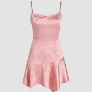 rosa sommar klänning i satin! Aldrig använd