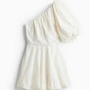 SÖKER denna klänningen från hm i stl 34. Hör av er om ni kan tänka er sälja!