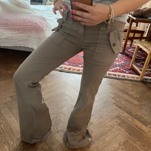 Byxor - Cool gröna byxor som är för långa för mig