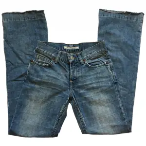 Vintage lågmidjade jeans från märket Fornarina! Innerbenslängd 79cm Midjemått 73cm Grenmått 21cm