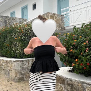 Tubtopp - Säljer denna söta volangtopp från Kappahl i storlek M (passar mig som har S i vanliga fall). Knappt använd, och finns inga fel på den🥰 obs - frakt är ej inräknad i priset.