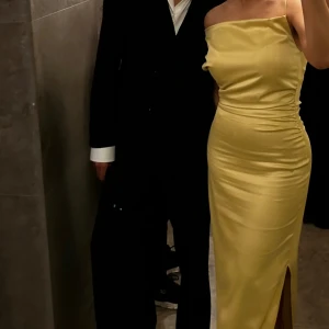 Klänning - säljer min klänning från Adoore! Andvänt ändast en gång på min bal💛💛