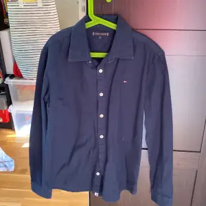 Säljer en riktigt fet Tommy Hilfiger skjorta | ett bra pris | Skjortan passar med alla jeans och är riktigt grisch | Skick 10/10 har inte använt någon gång | Pris kan diskuteras, kontakta vid minsta funderingar