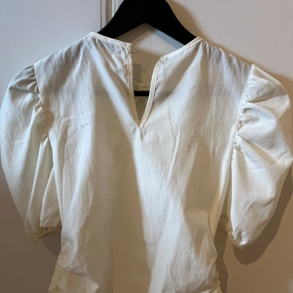 Vit gullig puffärmstopp - 90