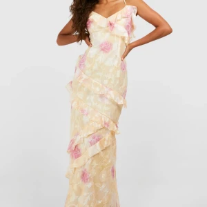 Sommar klänning - Säljer denna superfina klänning från boohoo💗helt slutsålt på hemsidan! Säljer då den tyvärr va lite för liten på mig, den är helt ny med prislapp💗