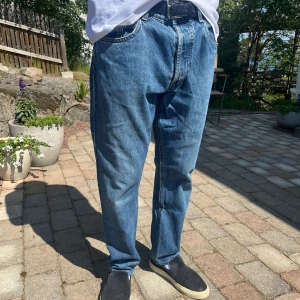 C.O.F. Studio jeans - Skick: 8/10. Storlek: 34. Innerbenslängd: 74cm. Midjemått: 84cm. Modellen är 175cm och väger 62kg.