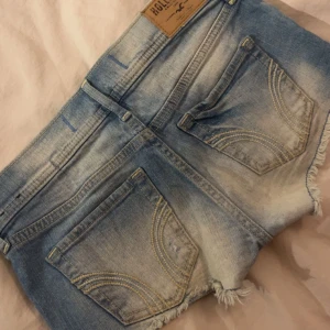 Hollister shorts - Säljer hollister shorts som är perfekta för sommaren, kan även mötas upp i Varberg och ge dom! ☀️passar den som har storlek XS eller XXS! Inga defekter och knappast använda! Kontakta vid frågor! 💓
