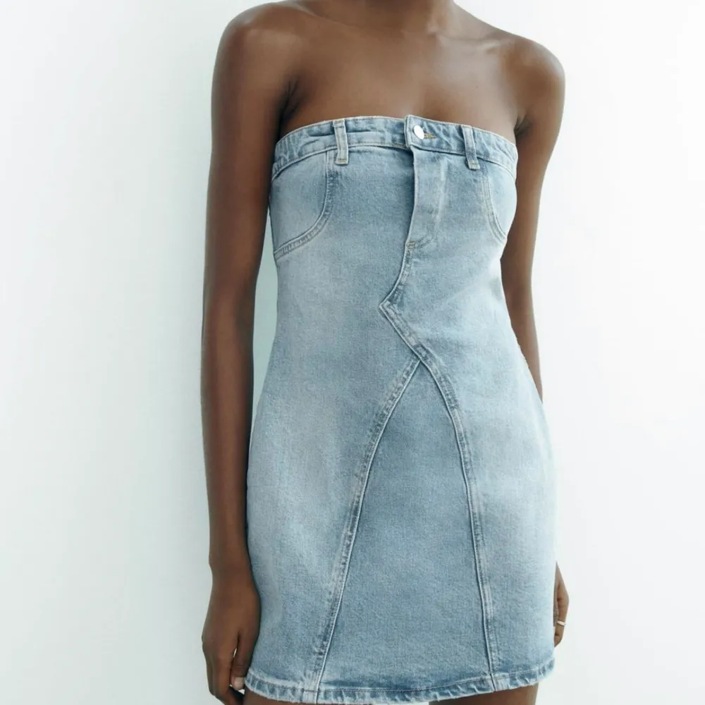 Jeans klänning från zara utan band, strl L men passar M-L, använd endast 1 gång! . Klänningar.