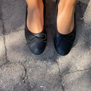 Ballerinaskor - Svarta snygga vanliga ballerina. Använd 2 gånger och säljer för har ett annat liknande par ❤️har strl 38 i vanliga fall dessa är små i strl