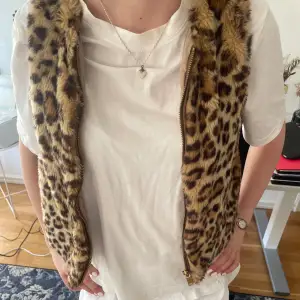 Leopard väst köpt från Zara Young typ 2015. Nästan aldrig använd och i bra skick. Skulle säga att den passar om man har xs eller s💓