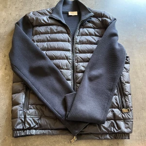 Moncler cardigan - Säljer en skön Moncler cardigan navy i storleken M 8/10 skick. Cardiganen är självklar äkta och har blivit legit checkad. Vid lilla minsta fundering så är det bara att skriva 🙌