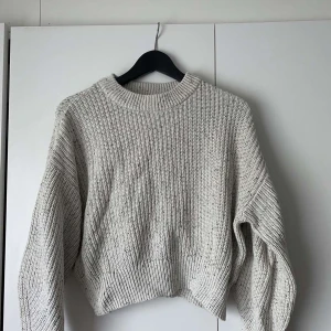 Svart vit stickad lite tröja - Em stickad tröja från hm som tyvärr inte längre kommer till användning då de inte är min stil längre 