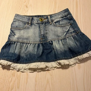 Jeanskjol med volang  - Jättesnygg jeanskjol💗