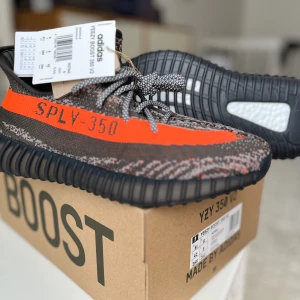 orignal adidas YEEZY 350 V2 -  Jag säljer den skor den jättefin 