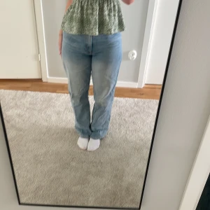 Ljusblåa jeans - Säljer dessa gulliga ljusblåa jeans från monki💕 Dem är i storlek 26. Jeansen är i bra skick men lite slitna längst ner. Skriv till mig om du har några frågor!💕
