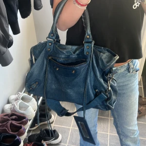 Balenciaga city bag - Säljer min älskade balenciaga city bag då den inte kommer till användning❤️Superfin marinblå färg och förutom några små slitningar i hörnen är den i superbra skick 🥰🥰 köpt på vestiaire, den har serienummer dustbag och har gått igenom äkthetskontroll!