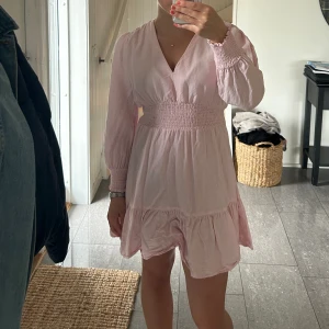 Rosa zara klänning - Ljus rosa klänning i linne material från zara. Detalj på axlarna, midjan och armarna. Knappt använd så i bra skick. Storlek M men passar S bra.