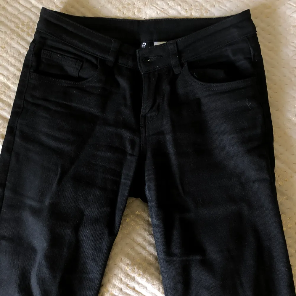 Säljer dessa svarta jeans då de längre inte kommer till användning. Hör av dig  för fler bilder eller frågor🤍🤍🤍. Jeans & Byxor.