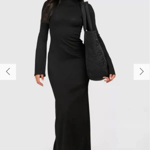 Lång ribbad klänning - Boohoo - En ribbad lång svart slim klänning med lite större ärmar. Passade inte mig riktigt och därför finns den nu på plock. Helt ny. Bara testad och prislappen finns även kvar. Köpte två par. En i storlek 38 och en i 40 (S/M)