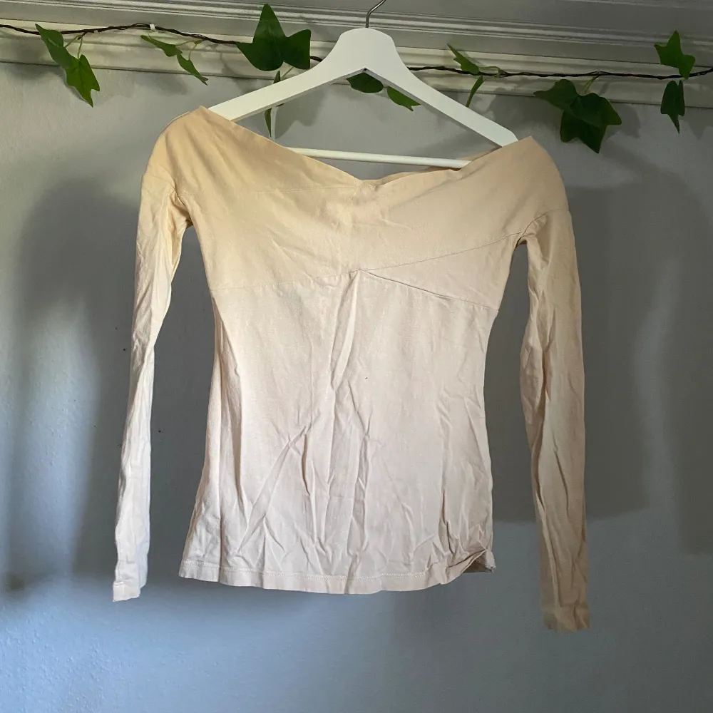 Off-the-shoulder topp i nyskick. Sälja då jag inte använt den på länge. Köparen står för frakt . Toppar.