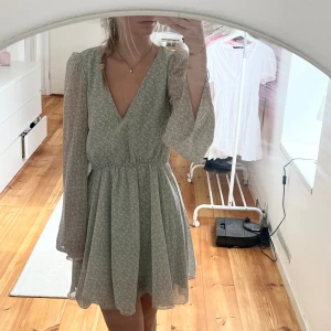 Sommarklänning  - En ljusgrön fin klänning från NA-KD perfekt till sommaren 💕
