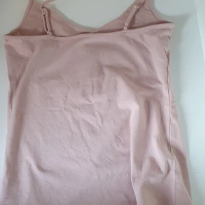 Tanktop - Tanktop använd 2 gånger.  I fint skick! Storlek: M Katt finns i hemmet 