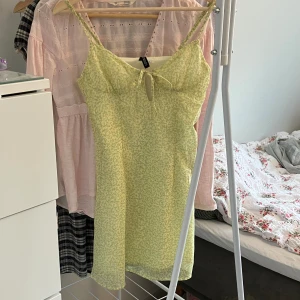 blommig klänning från h&m🌸 - Jättesöt sommarklänning med blommor från h&m!🩷 Köpt för några år sedan och använd 2-3 ggr, bra skick förutom att en liten sömm har lossnat över bröstet men det är inget som påverkar eller syns på plagget utifrån!🍒🌸 Hör av er vid frågor😊