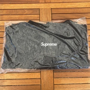 Supreme - Box Logo Hoodie (FW23) - 🏅Säljer denna feta supreme bogo:n, är såklart helt ny 🧵 Large 🎨 Black 🗄️Oanvända och kvitto finns såklart 💯
