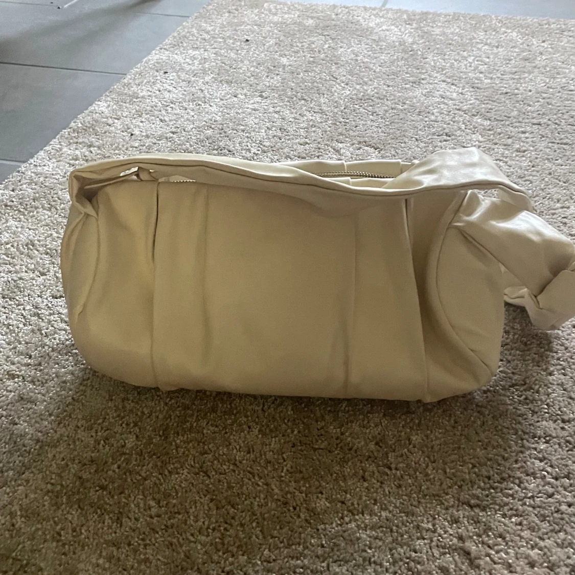 Krämfärgad väska från na-kd - 90