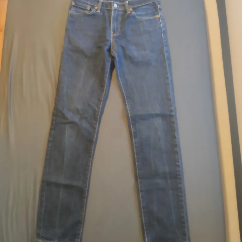 Fick jeansen på jul, säljer eftersom jag fick dubbla:) kontakta för mer bilder eller vid frågor🙌🏻 passar 165-180 cm🤝🏻. Jeans & Byxor.