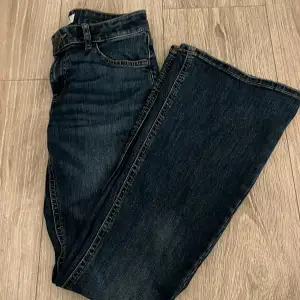 Marinblåa utsvängda/flarr jeans i storlek 158 från Lindex barnavdelning. Skulle säga att det är mer åt midwaist hållet då de ej är över naveln. Priset kan diskuteras vid snabb affär!