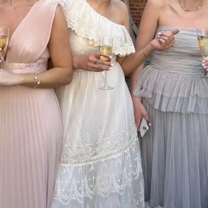 Balklänning i spets - Säljer denna superfina klänning som passar perfekt till balen då den inte kommer till användning längre. One shoulder med spets som är i perfekt skick, endast använd en gång. Nypris 2199kr. 