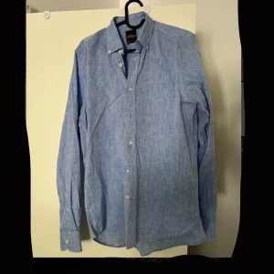 Oscar Jacobsson linneskjorta perfekt till sommaren! - Helt oanvänd och ny Oscar Jacobsson linneskjorta köpt i januari inför sommaren Passar mig inte längre  Storlek S  Slimfit passform Nypris 1300  priset är ej hugget i sten 