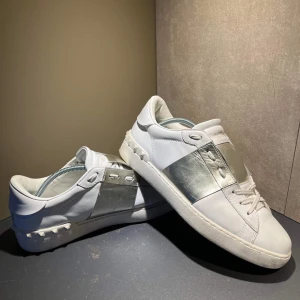 Valentino skor  - Säljer dessa Valentino skor.  Dem är i fint skick trots använda en del.  Stl 40, Dam/ Herr Vid intresse tveka inte att kontakta :)