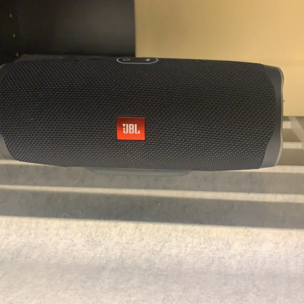 Jbl charge 4 högtalre perfekt inför sommaren om du vill ha musik på sommar dagar. Den är i nyskick och har inga fel. Ljudet är perfekt och allt funkar som det ska. Kan frakta men även mötas i Stockholm. Skriv om ni har några frågor.. Övrigt.