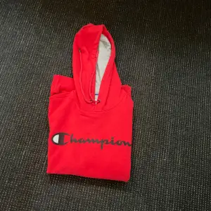Säljer en fräsch Champions hoodie i bra skick 9/10 använder ej så mycket så säljer den för 250