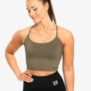 Better Bodies topp - Träningstopp i militärgrönt! OBS! Bilder från Better Bodies egna hemsida varav baksidan inte stämmer med trycket, framsidan är det som stämmer😁finns egna bilder om man vill ha❤️liten i strl!