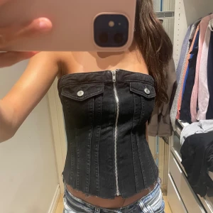 Zara topp - Efterfrågade å slutsåld topp från zara! Använd vid något enstaka tillfälle💕storlek s men passar mig som vanligtvis har xs också. 