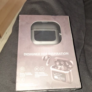 In ears hörlurar  - Oanvända oöppnade, ångrads mig när jag fick de på posten. Nypris 1300. Finns på fler loppisas