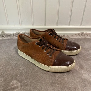 Lanvins - Lanvin cap toes. Skick: 6/10. Storlek uk 7 (passar ca 41-42). Tveka inte på att höra av er om ni har några frågor!