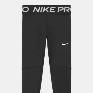 Träningstights - Dessa sitter jättefint på men är för korta på mig nu. Inga defekter. 🌟