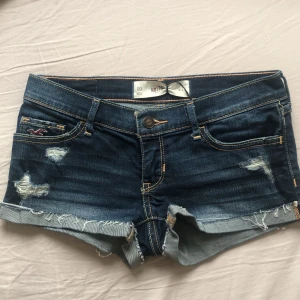 Hollister shorts - Lågmidjade hollister shorts i nyskick, midjemått- 36cm rakt över! Skriv om mer bilder, mått eller andra frågor💗