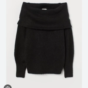Off shoulder tröja - Säljer min off shoulder tröja i svart från hm. Använd två gånger och i väldigt bra skick🥰