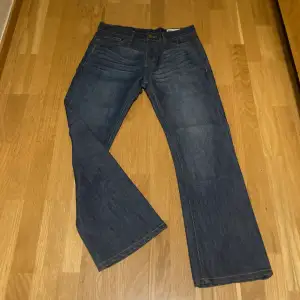 Helt nya Baggy Bootcut Jeans i snygg färg. Fresh inga defekter. Skriv vid frågor mm