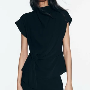 Zara topp  - Jätte fin topp/blus ifrån zara, kommer inte till användning av mig, nyskick, endast använd 2 gånger