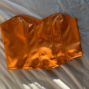 Skit snygg skinntopp - Denna snygga toppen är i super bra skick då jag använt den 1/2 gånger, den är så snygg men kommer inte till användning längre:( stl m på toppen men sitter som S