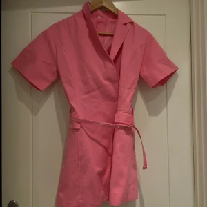 Klänning  - Jätte söt rosa klänning. Passar perfekt för tema på fester, utgångar, middagar ect.  