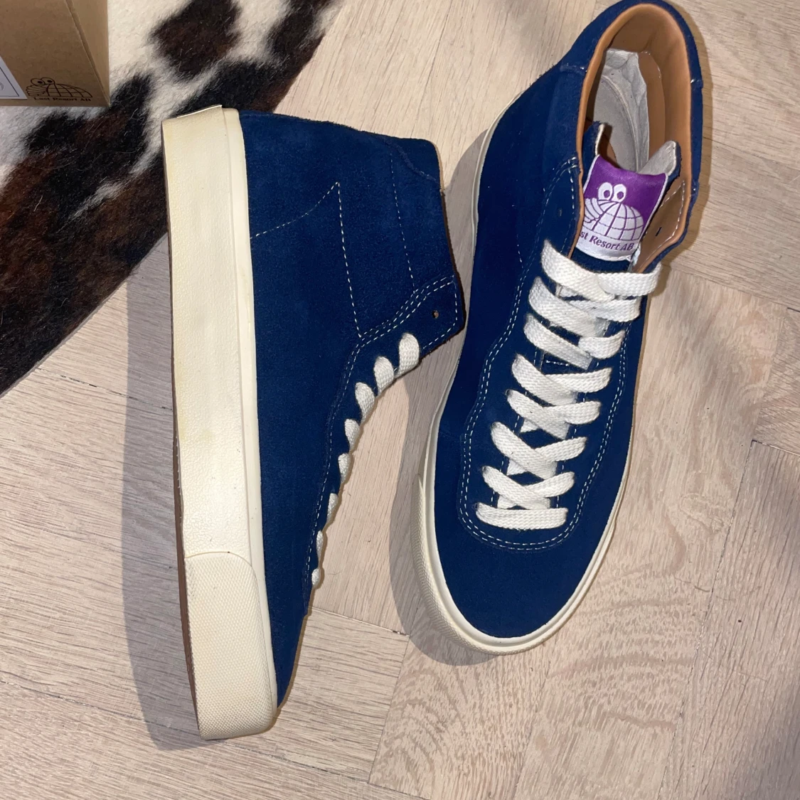 Marinblå höga mockasneakers