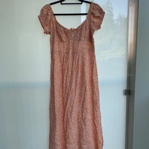 Superfin blommig sommarklänning med slits - Superfin blommig sommarklänning med slits. Från H&M i storlek 40